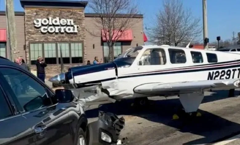 Avião monomotor faz pouso de emergência no meio do trânsito nos EUA; veja vídeo