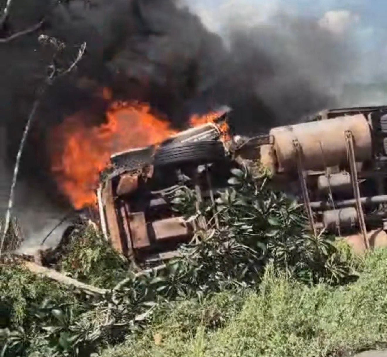 Colisão entre carreta boiadeira e veículo de passeio deixa dois mortos na BR-070