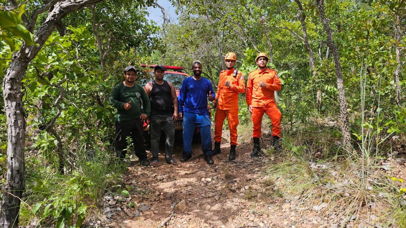 Bombeiros resgatam três pessoas ilesas em trilha no Morro do São Jerônimo, em Cuiabá