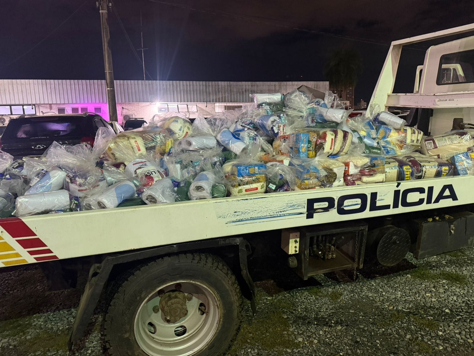 PM apreende 106 cestas básicas após denúncia de agressão e roubo em Cuiabá