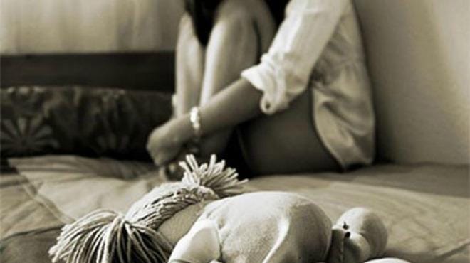 Mãe é investigada por permitir que pai continuasse abusos contra filha adolescente