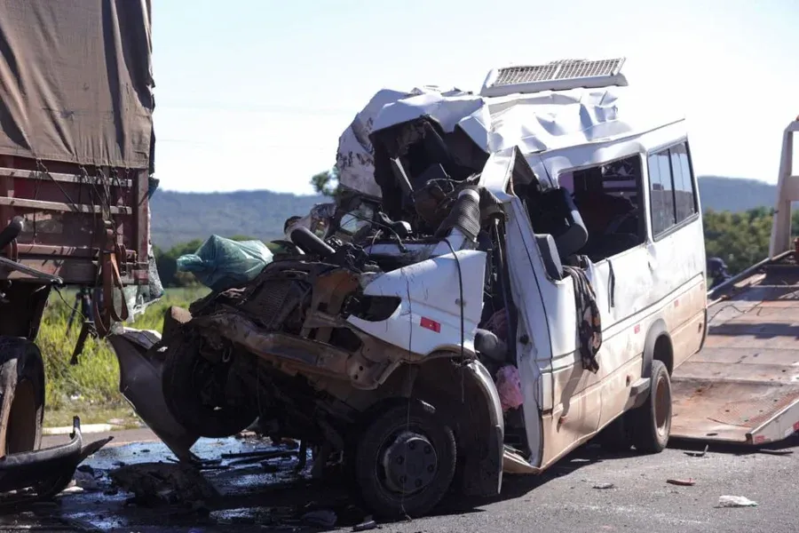 Na BR‑020: colisão de van na traseira de caminhão deixa cinco mortos e 11 feridos