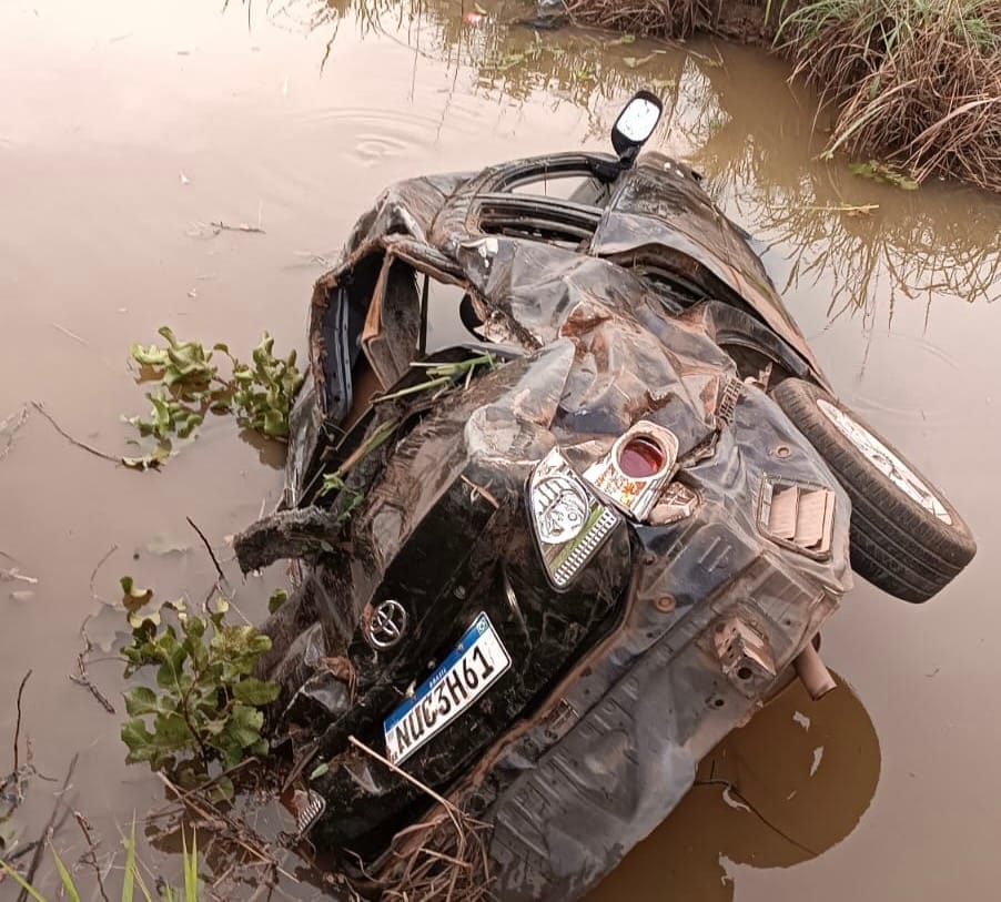 Capotamento em Cuiabá deixa dois mortos e motorista foge; corolla ficou destruído