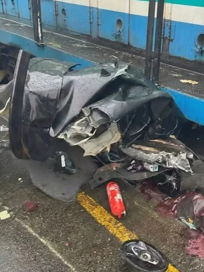 Carro atravessa passagem proibida, é atingido por trem e deixa um morto e um ferido
