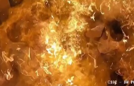 Balões inflamáveis explodem dentro de elevador e espalham chamas, deixando duas pessoas feridas