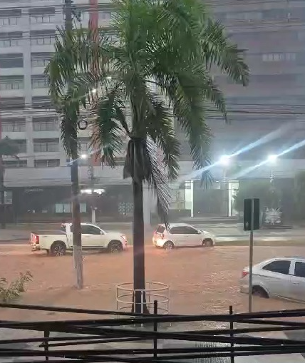 Temporal alaga unidades de saúde, principais vias e aciona alerta da Defesa Civil em Cuiabá