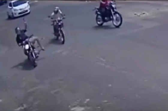 Tiroteio em via pública deixa motociclista gravemente ferido e adolescente é preso