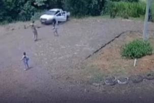 Câmeras flagram irmãos escapando de carro desgovernado no Paraná; veja vídeo