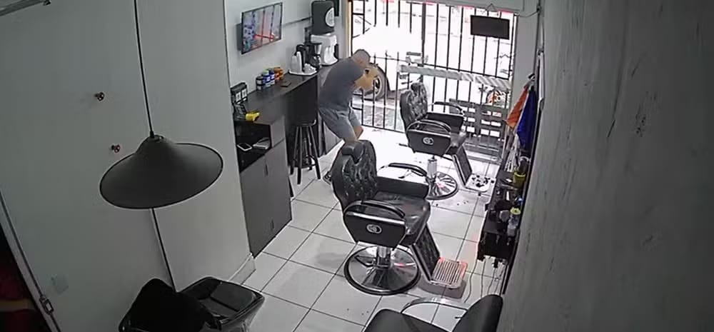 PM fora de serviço reage a assalto e mata criminoso em barbearia; veja vídeo