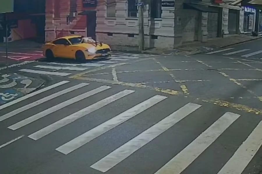 Vídeo mostra o momento em que homem joga Mustang contra a ex e dirige com ela no capô