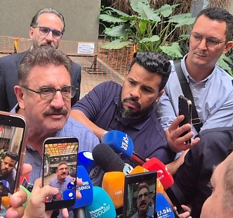 "Meu filho não é nem de esquerda nem de direita. Ele olha pra frente", diz Ratinho em visita a Cuiabá