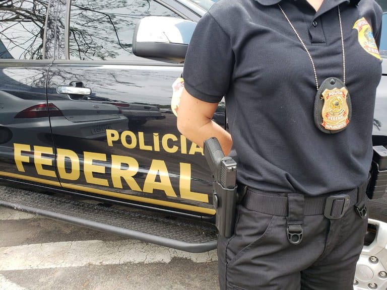 Policiais federais aprovam estado de greve e pressionam governo por reajuste
