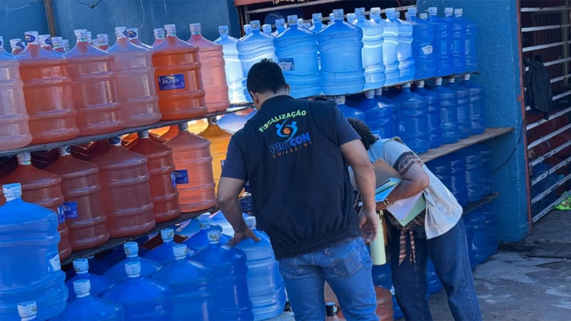 Estabelecimento é interditado durante fiscalização de venda irregular de água em Cuiabá