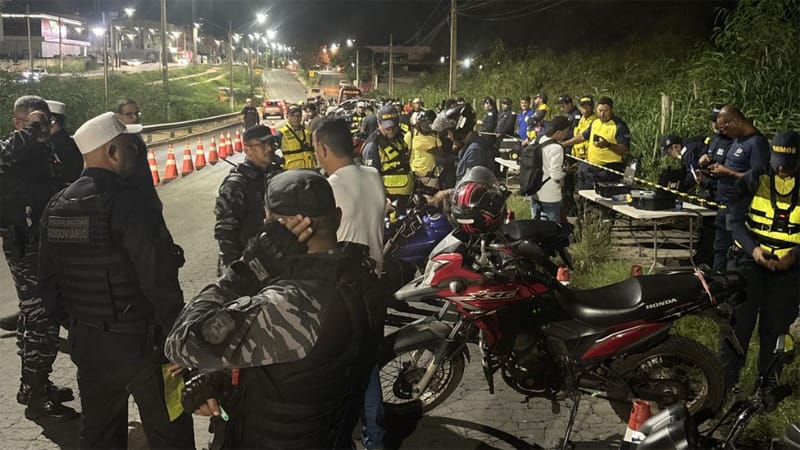 Operação na Avenida Dante Martins de Oliveira termina com três prisões e 52 motos removidas