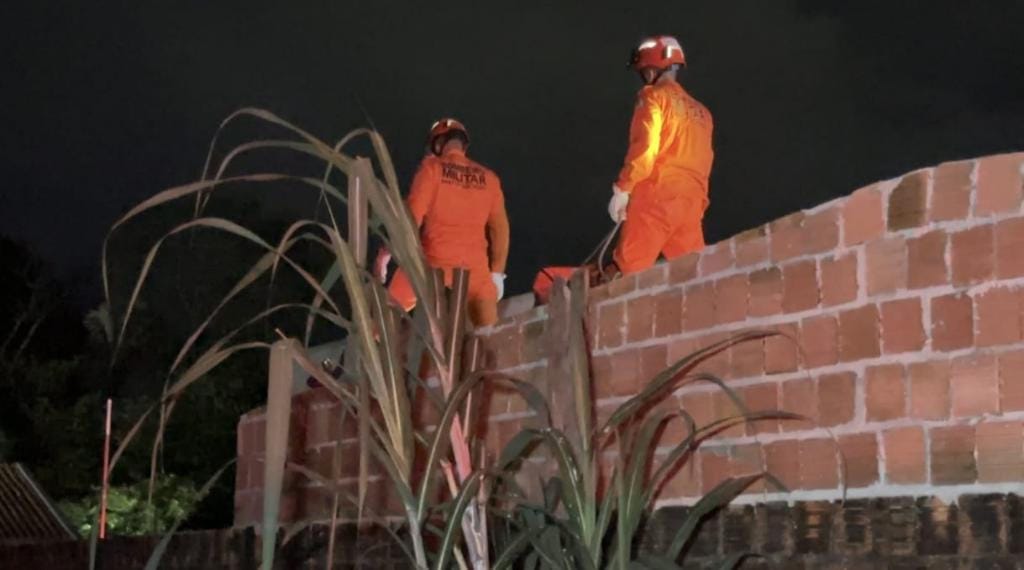Homem morre em telhado e corpo é retirado pelos bombeiros; suspeita é de choque elétrico