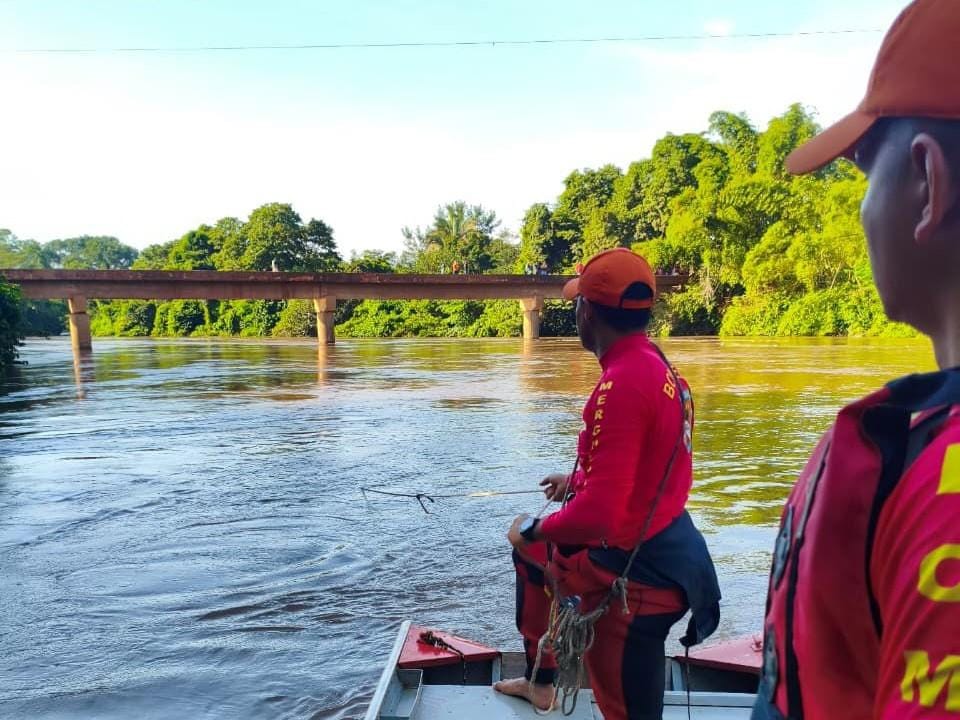 Bombeiros militares resgatam corpo de homem que se afogou no Rio Sepotuba, em Tangará da Serra