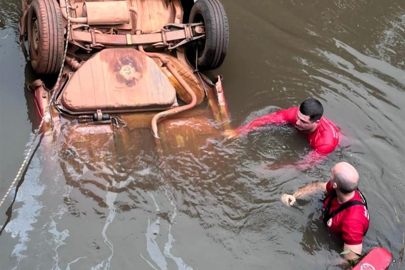 Bombeiros resgatam corpo de homem após veículo cair e ficar submerso em rio