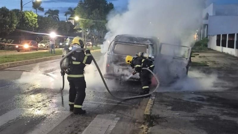 Carro pega fogo na região central de Sinop e bombeiros são acionados; não houve vítimas