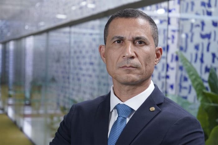 Coronel Assis pressiona por delação de Vorcaro: "O Brasil precisa de respostas claras"