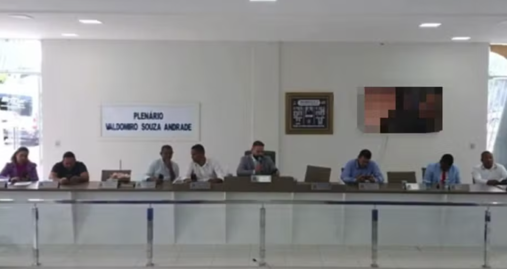 Vídeo pornográfico aparece em telão durante sessão da Câmara e causa constrangimento; veja