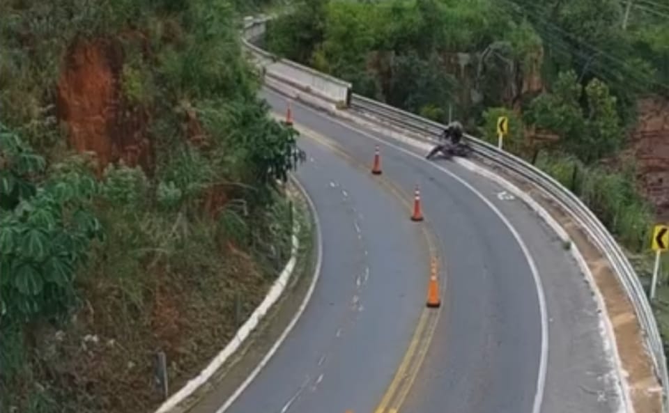 Motociclista perde controle e quase cai no buraco do Portão do Inferno, na rodovia MT‑251