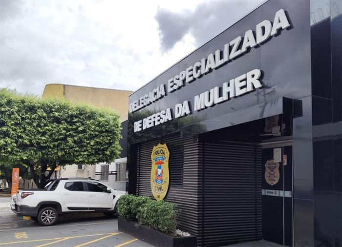 Homem chega na delegacia no momento em que mulher registrava B.O e acaba preso