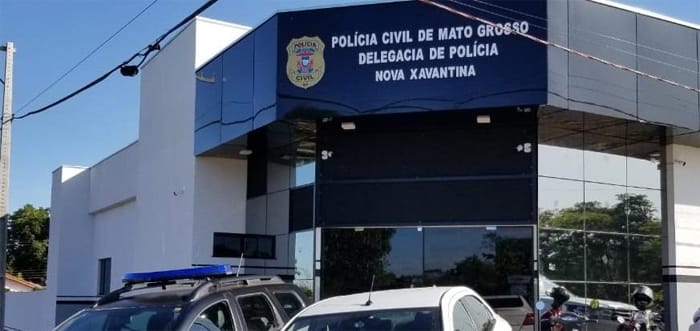 Mãe é presa em flagrante por queimar filha com ferro quente por ela não ter arrumado o quarto