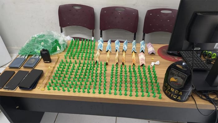 PMs da Força Tática localizam suspeitos por salve e apreende 300 porções de cocaína