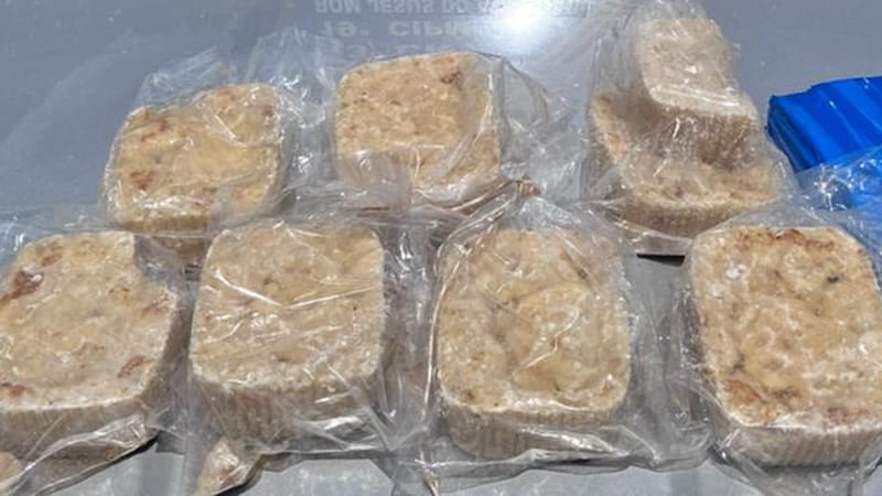 PM encontra 8 quilo de drogas escondidas no para-lamas de uma caminhonete; suspeito é preso