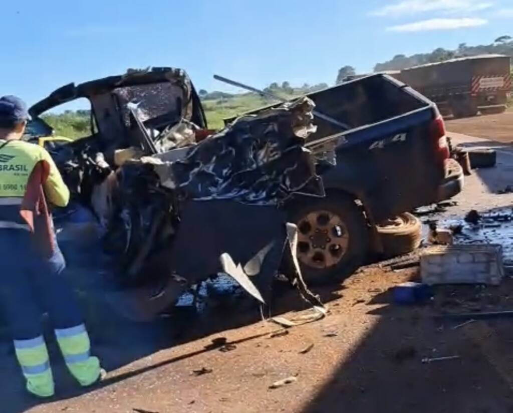 Grave acidente na BR‑163 entre carreta e caminhonete deixa uma pessoa morta