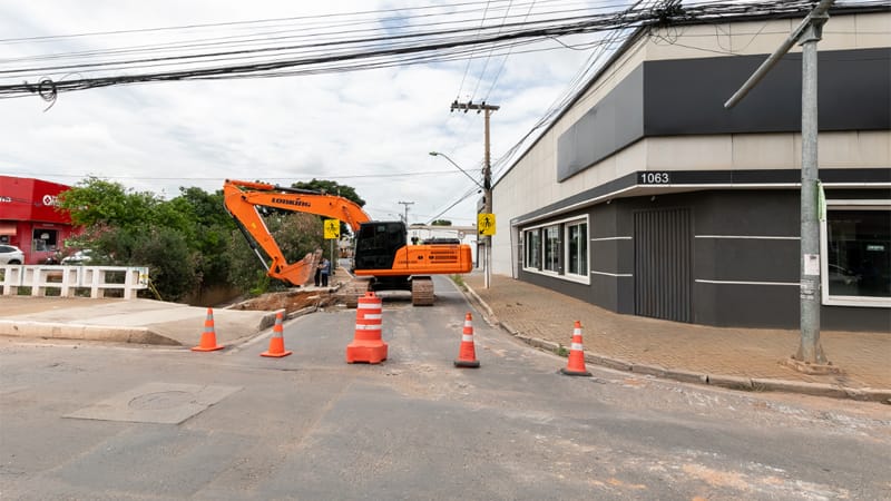 Trecho de Av. Tancredo Neves está interditado para obras de contenção da ponte