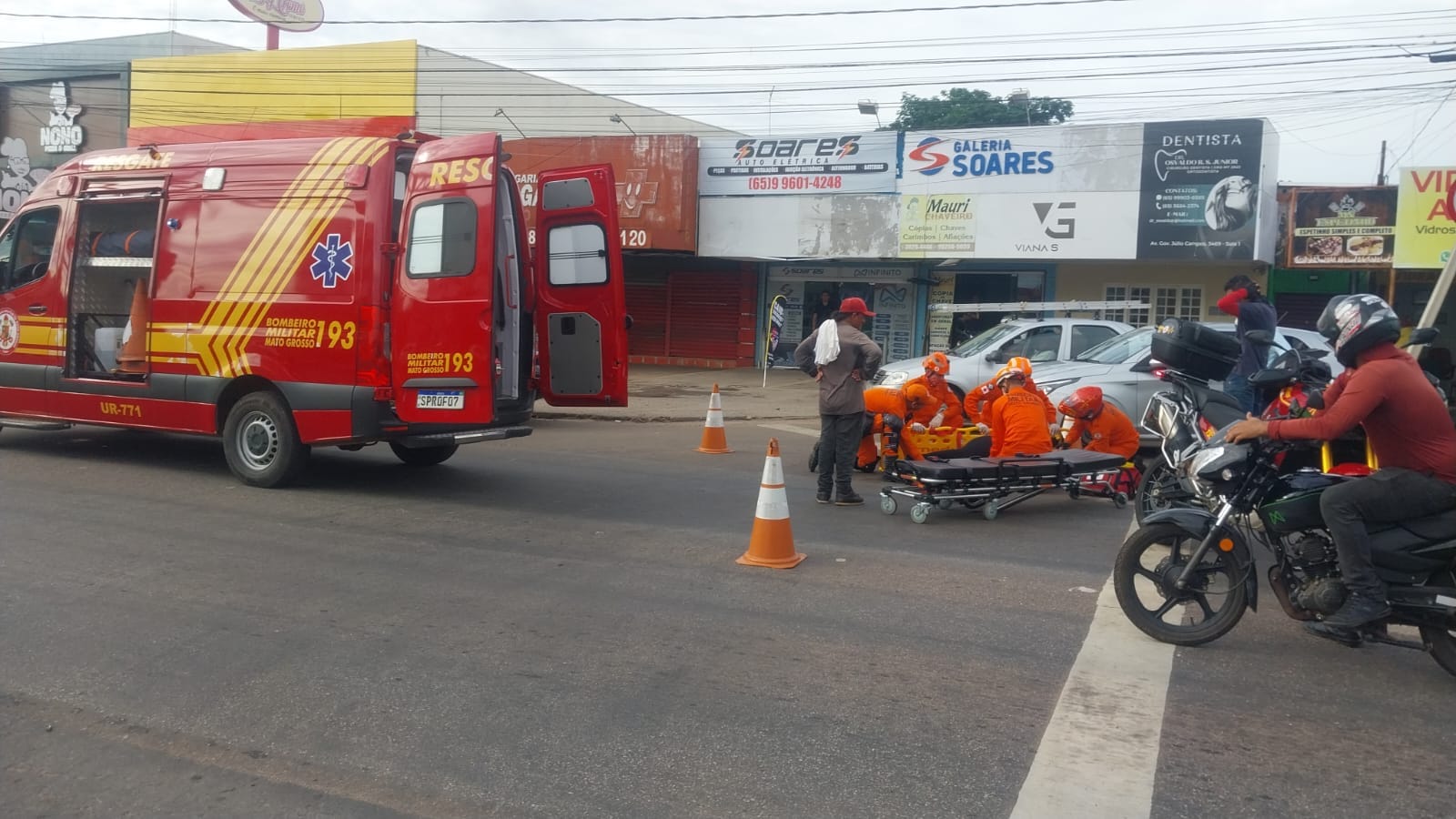 Sinal fechado: carro atinge traseira de moto de aplicativo e passageira fica ferida em VG
