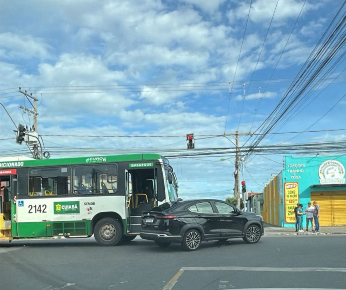 Ônibus passa no vermelho e provoca batida com carro de família em Cuiabá; veja vídeo