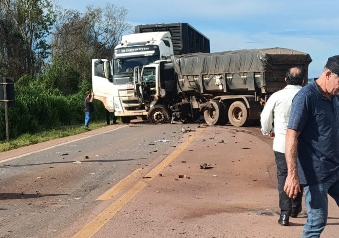 Ultrapassagem termina em colisão fatal; trânsito ficou travado após acidente na BR-163