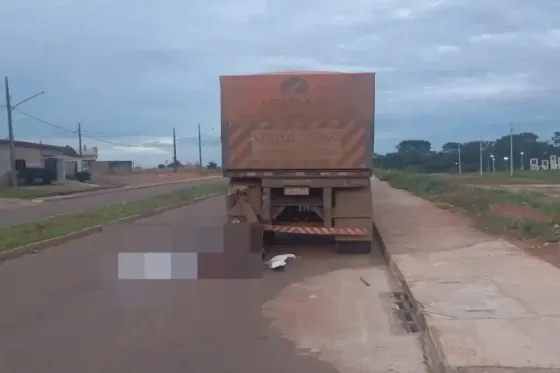 Motociclista de 21 anos morre ao colidir contra carreta estacionada em lugar proibido