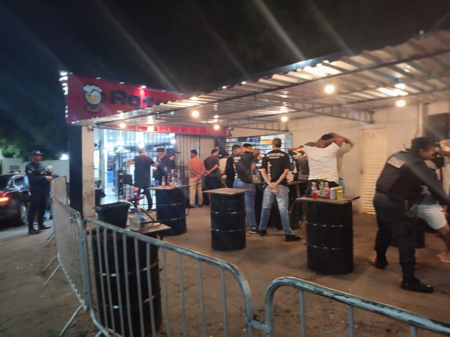 Menores são apreendidos pela PM consumindo bebida alcoólica em Avenida dos Trabalhadores