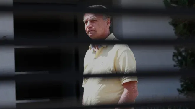 Moraes impõe medidas duras em prisão domiciliar de Bolsonaro