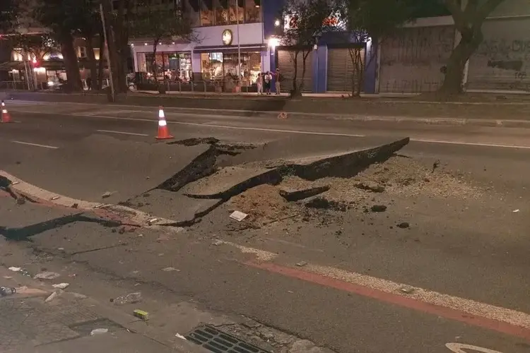 Explosão abre cratera e interdita trechos no centro de São Paulo