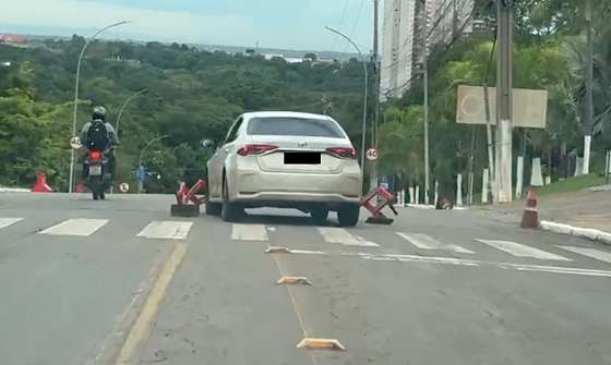 Motorista embriagado arranca bloqueio e atropela motociclista venezuelano em Cuiabá
