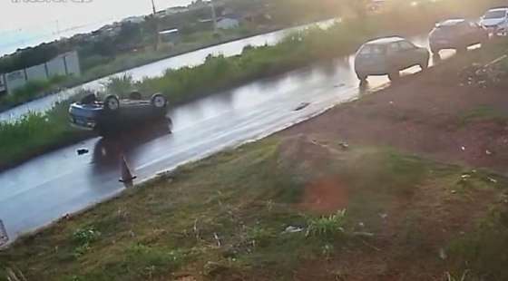 Motorista perde controle e capota carro na Avenida Contorno Leste
