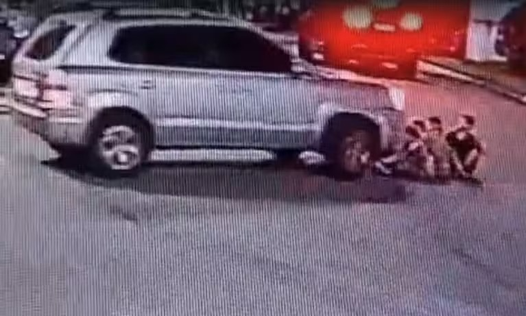 Câmeras registram atropelamento de crianças em condomínio em SP; menino fica preso sob carro