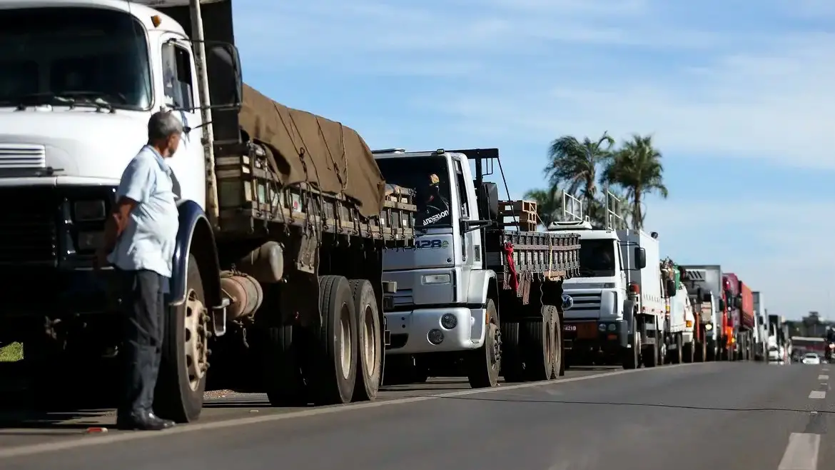 Greve é suspensa, mas crise do diesel mantém caminhoneiros em alerta