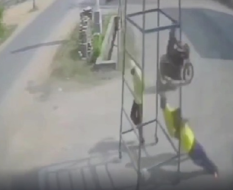 Trabalhadores morrem após estrutura metálica tocar rede de alta tensão; veja vídeo