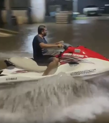 Cena inusitada: jet ski circula por ruas alagadas após temporal  no interior de Mato Grosso