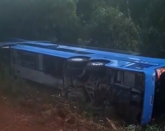 Ônibus sai da pista e tomba na BR-158; acidente deixou dois mortos e várias vítimas feridas