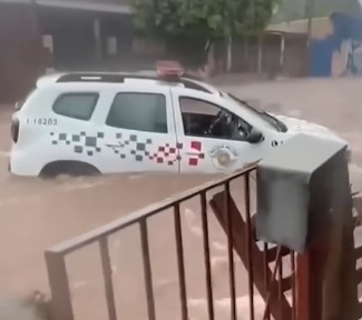 Chuva forte mata idoso, invade escola e arrasta viatura no interior de SP; veja vídeo