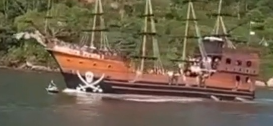 Casal em jet ski é atingido por 'barco pirata' em Balneário Camboriú; Marinha investiga