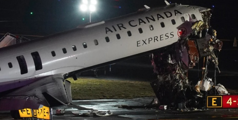 Avião da Air Canada bate em caminhão na pista e mata pilotos em NY; veja vídeo
