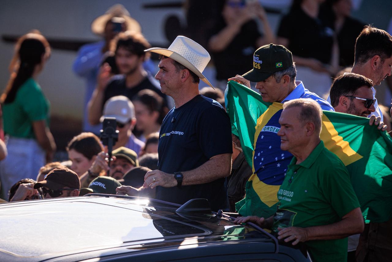 Flávio Bolsonaro cumpre agenda em Sinop ao lado do senador de  Wellington Fagundes