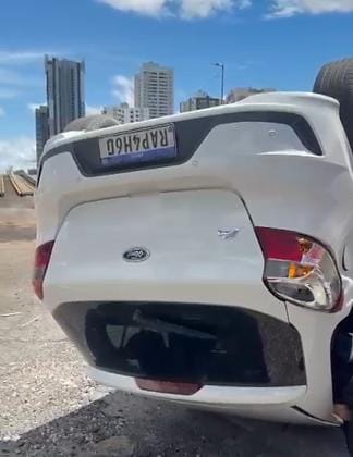 Carro capota em viaduto de Cuiabá, deixa passageira ferida e trava avenida em horário de pico